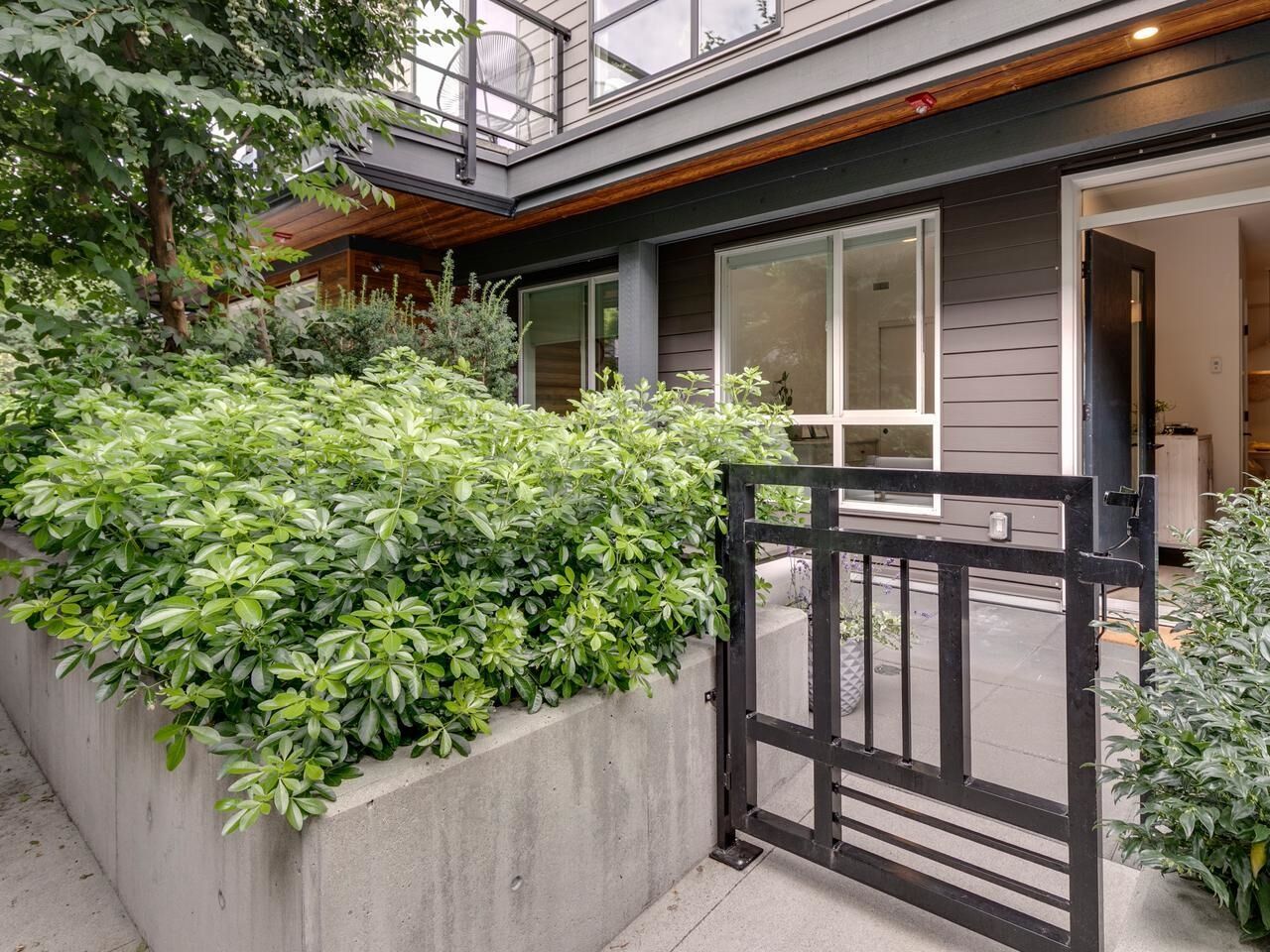 Property Photo: 533 E 3rd Street 8 BC V7L 1G4