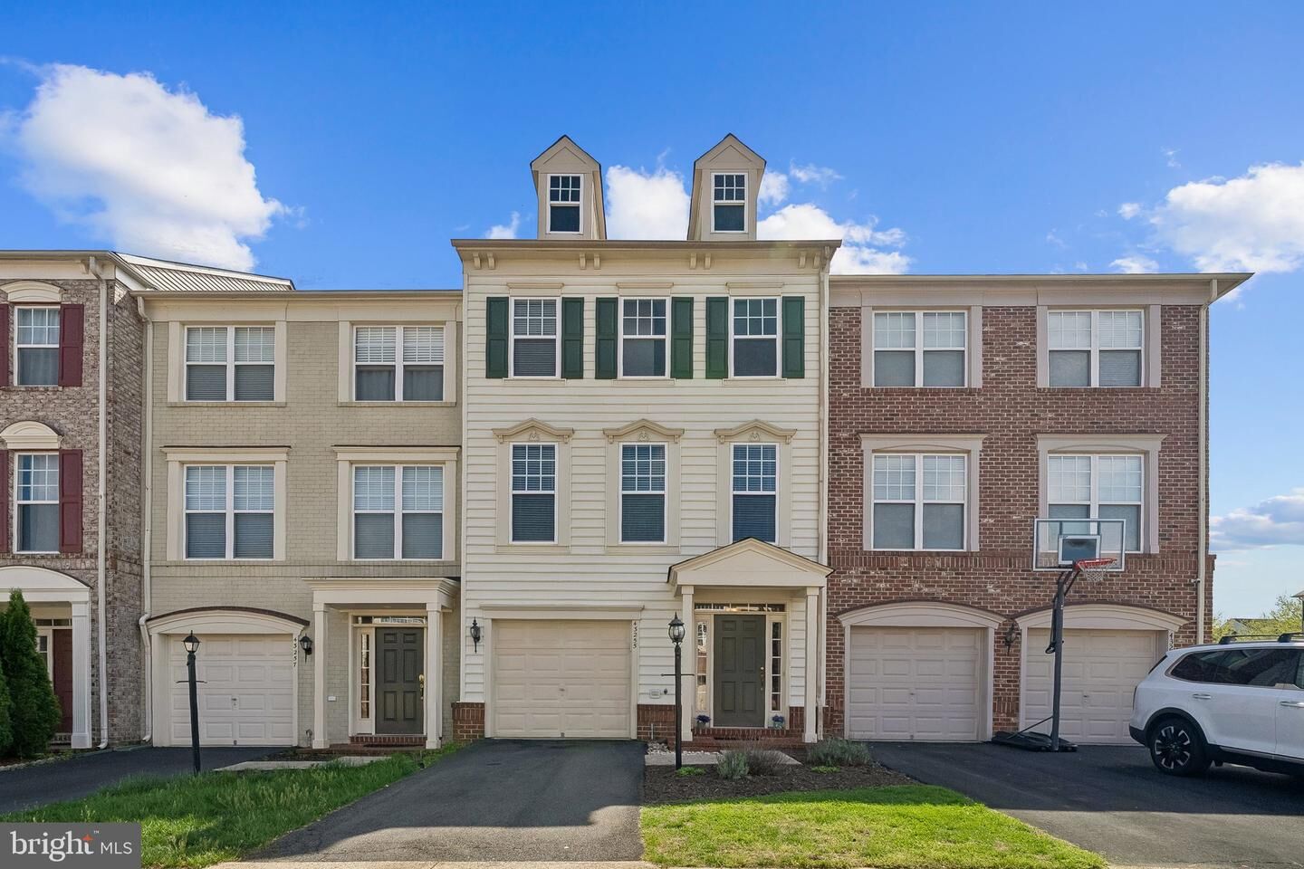 Property Photo:  43255 Sunderleigh Square  VA 20148 