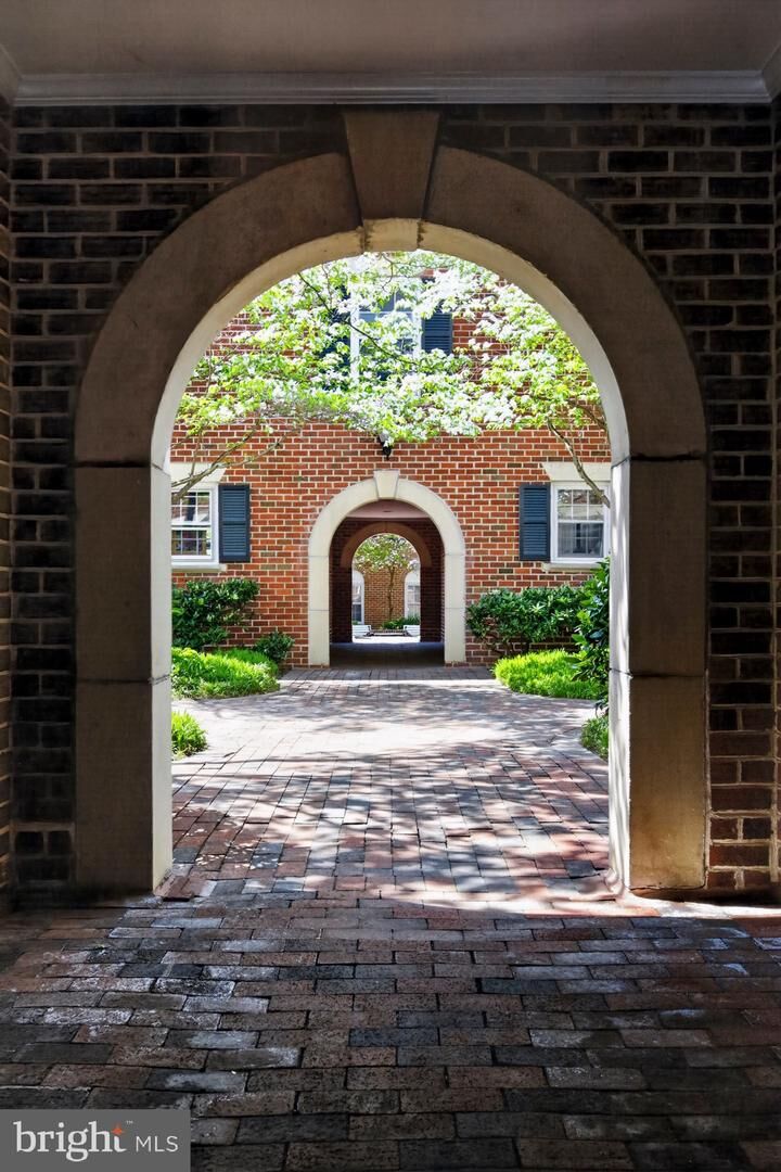 Property Photo: 1044 N Royal Street VA 22314