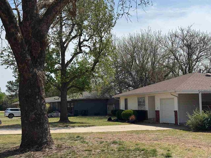 Property Photo:  314 E Cole Ave  OK 73541 