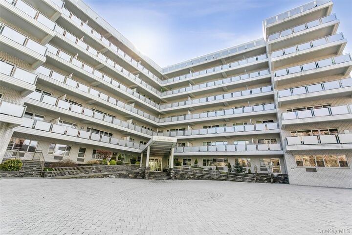 Property Photo:  300 Martine Avenue 2J  NY 10601 