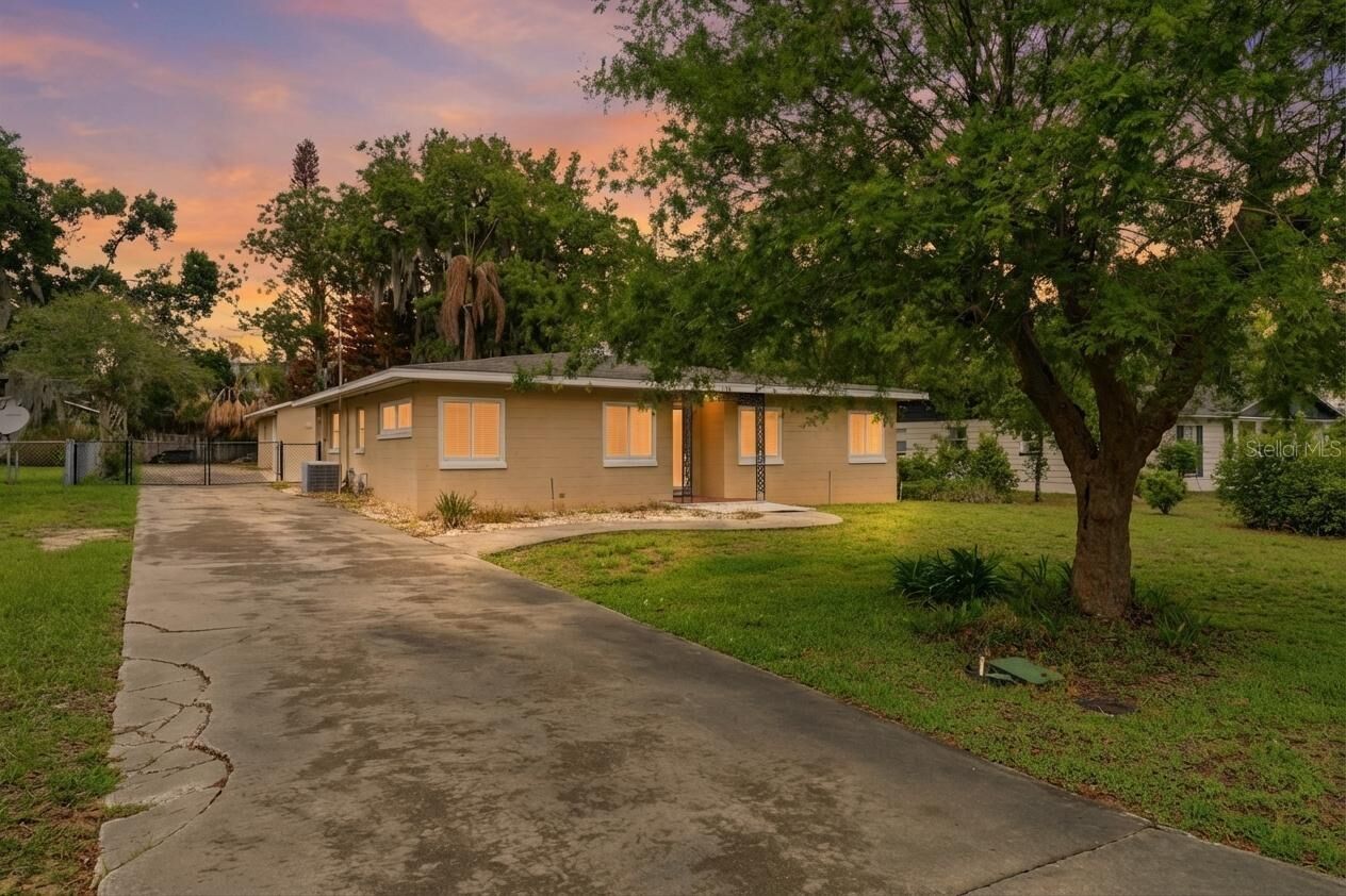 Property Photo: 126 E Magnolia Avenue FL 34737