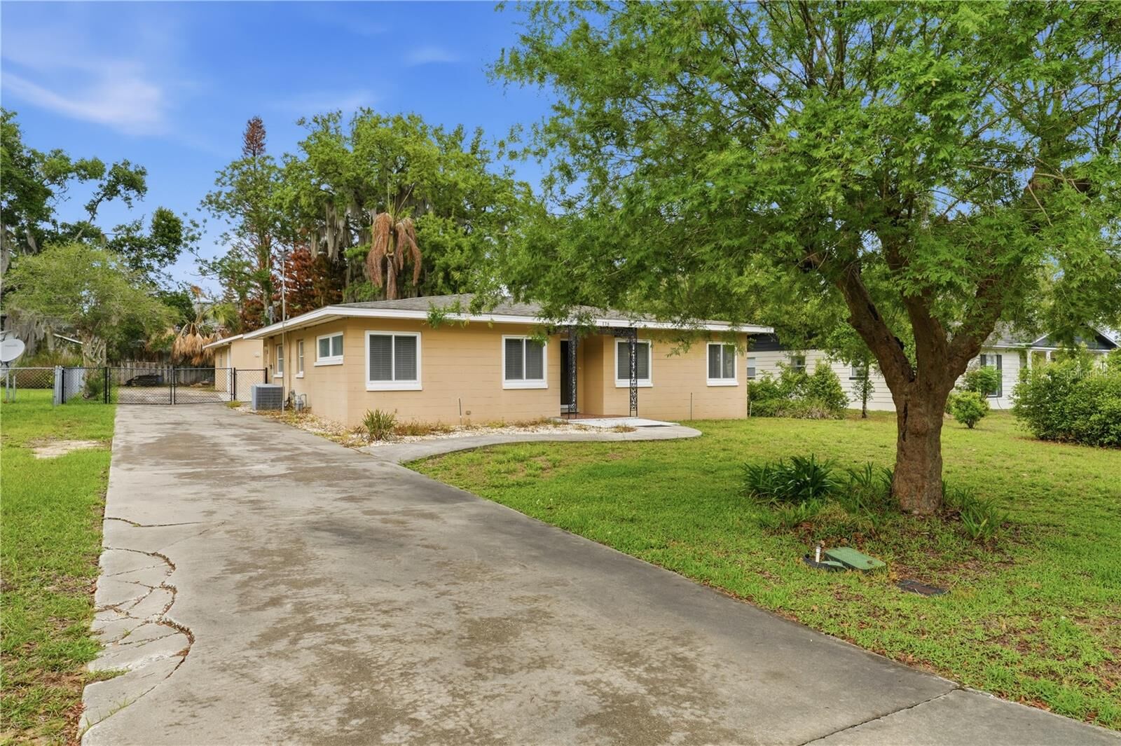 Property Photo: 126 E Magnolia Avenue FL 34737