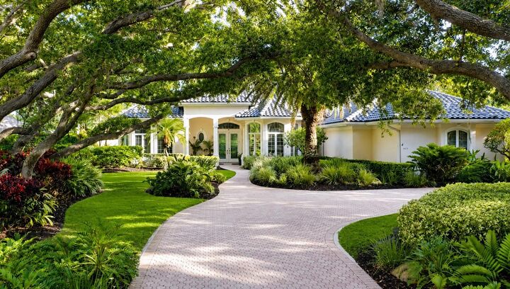 Property Photo:  402 Macewen Drive  FL 34229 