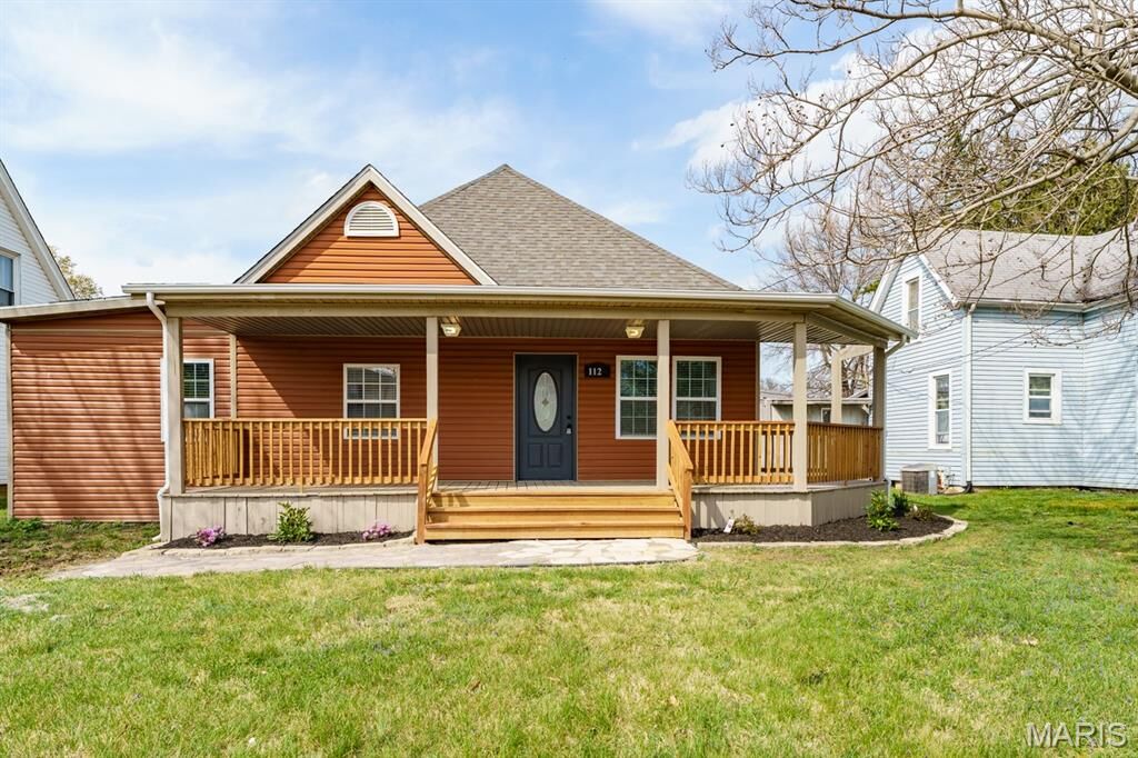 Property Photo: 1121 W Main Street IL 62234