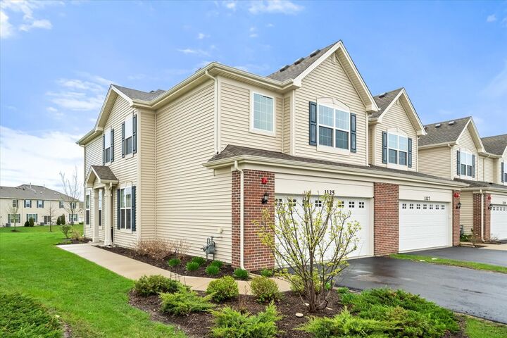 Property Photo:  1125 Hawk Hollow Drive  IL 60560 