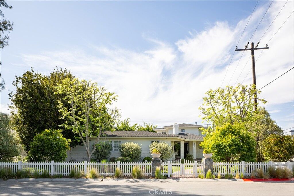 Property Photo:  515 Kings Place  CA 92663 