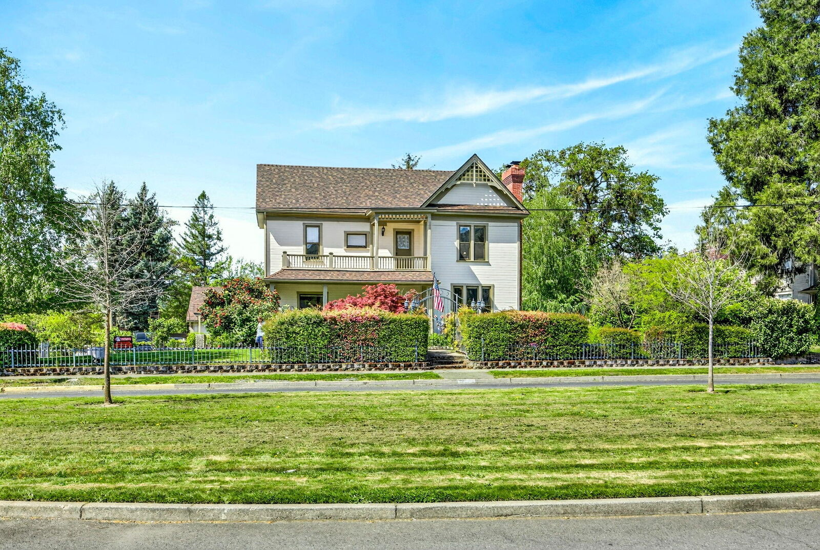 Property Photo:  1002 NW Washington Boulevard  OR 97526 