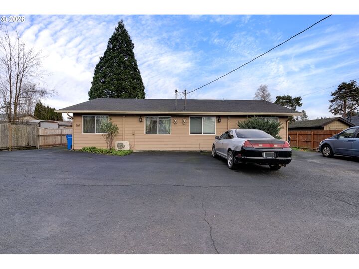 Property Photo:  907 NE 1st Ave  WA 98604 