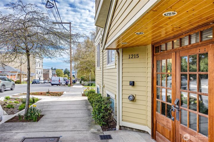 Property Photo:  1215  Lawrence Street 402  WA 98368 