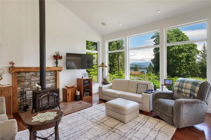 Property Photo:  620 Valpy Rd  BC V0P 1H0 
