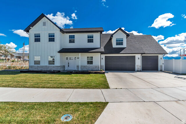Property Photo: 3009 S Edgewater Ln UT 84075