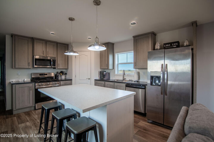 Property Photo:  6812 E Schatz Lane  ND 58533 