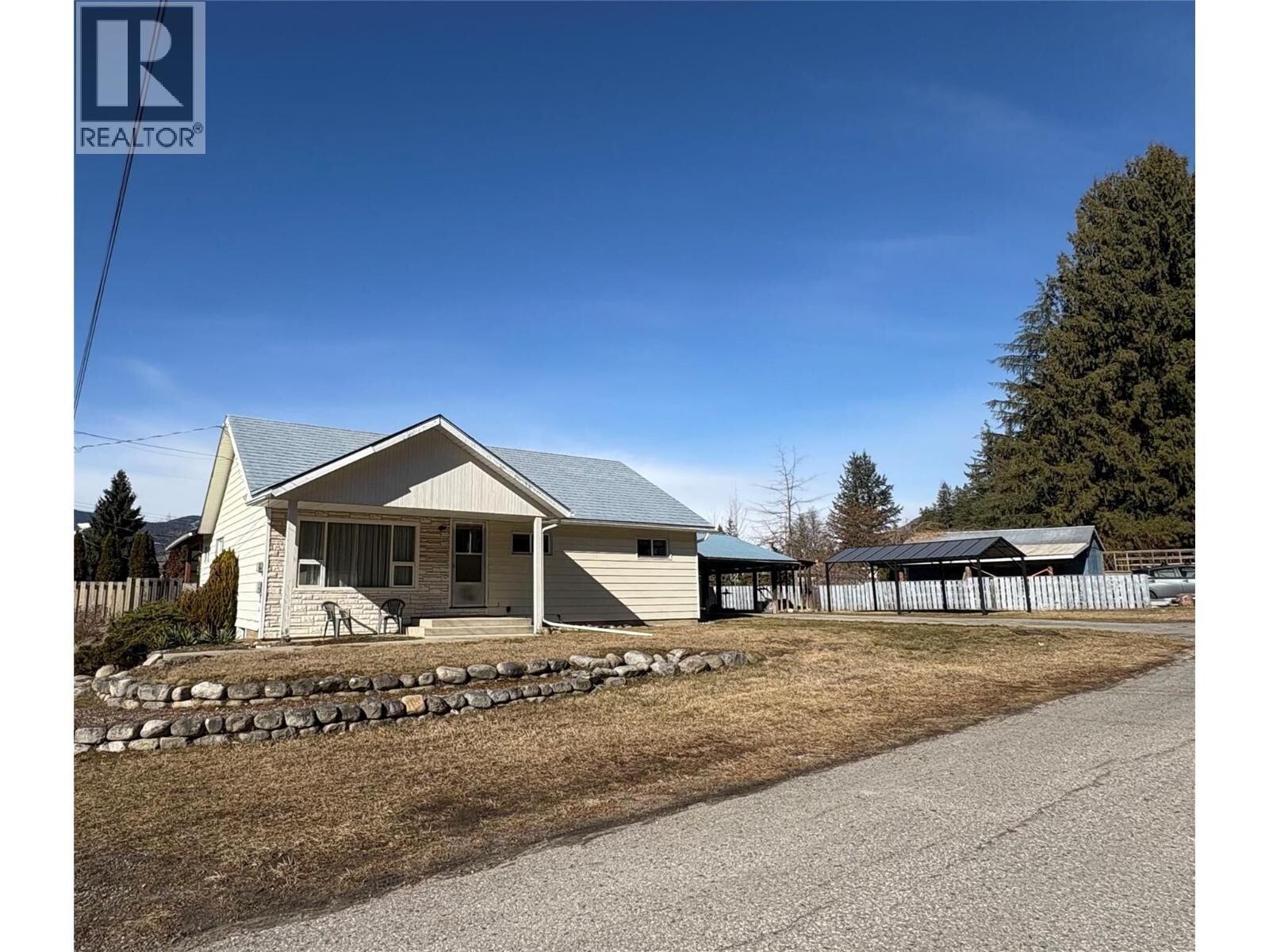 Property Photo: 301 5th Street Northwest BC V0G 1R0