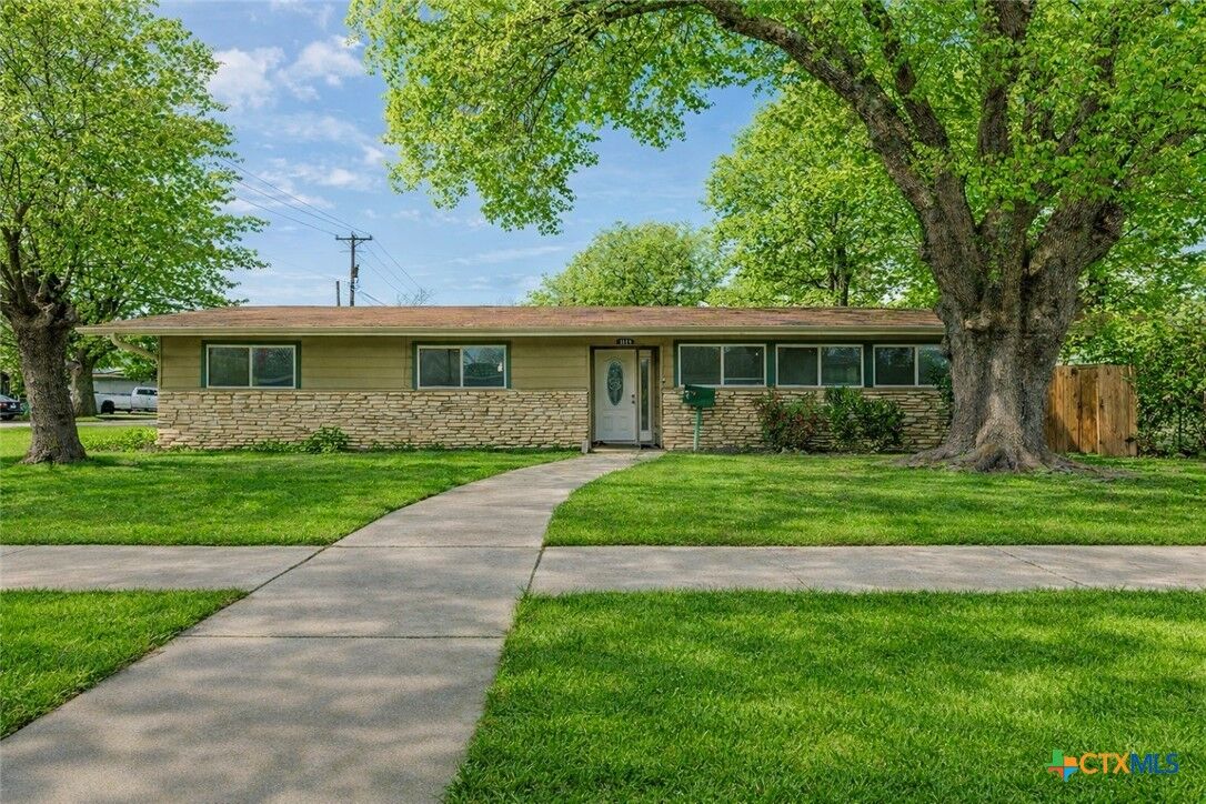 Property Photo: 1129 Chippendale Drive TX 76549