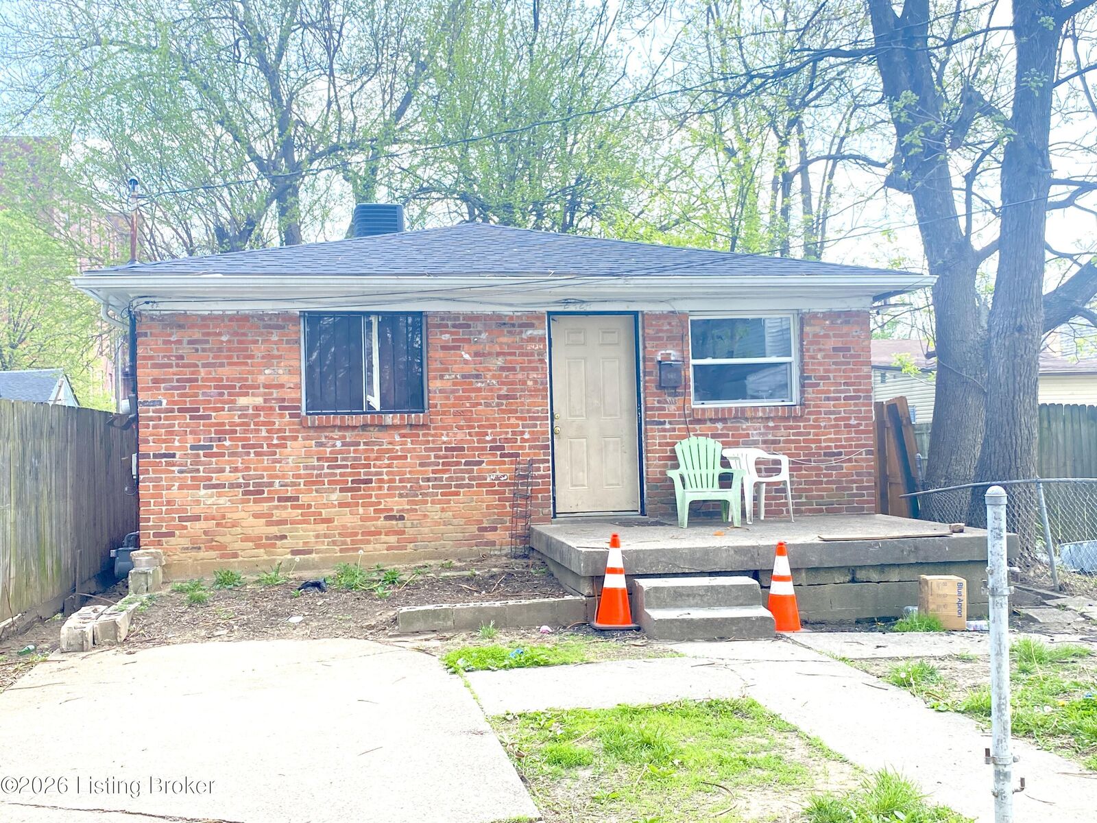Property Photo:  2424 Crop St  KY 40212 