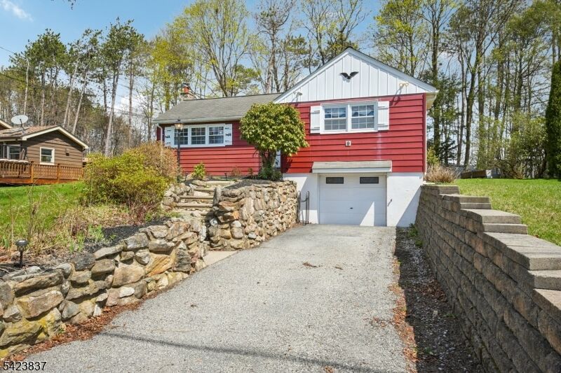 Property Photo:  9 Cottonwood Ct  NJ 07460 