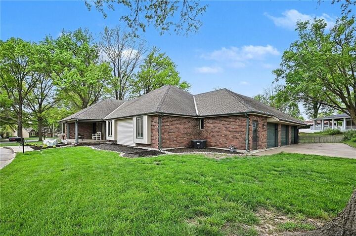 Property Photo:  2000 June Street  MO 64024 