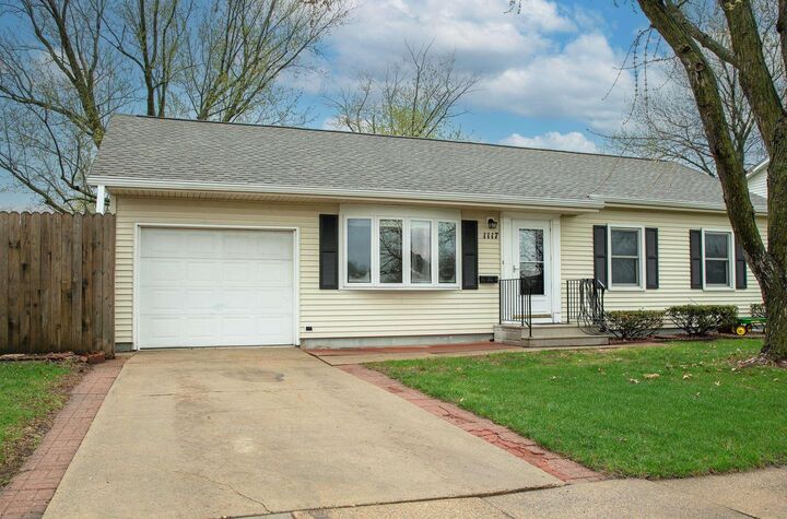 Property Photo:  1117 E Seerley Boulevard  IA 50613 