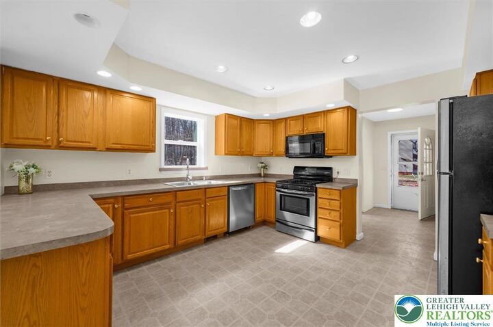 Property Photo:  9822 Deerwood Drive  PA 18466 