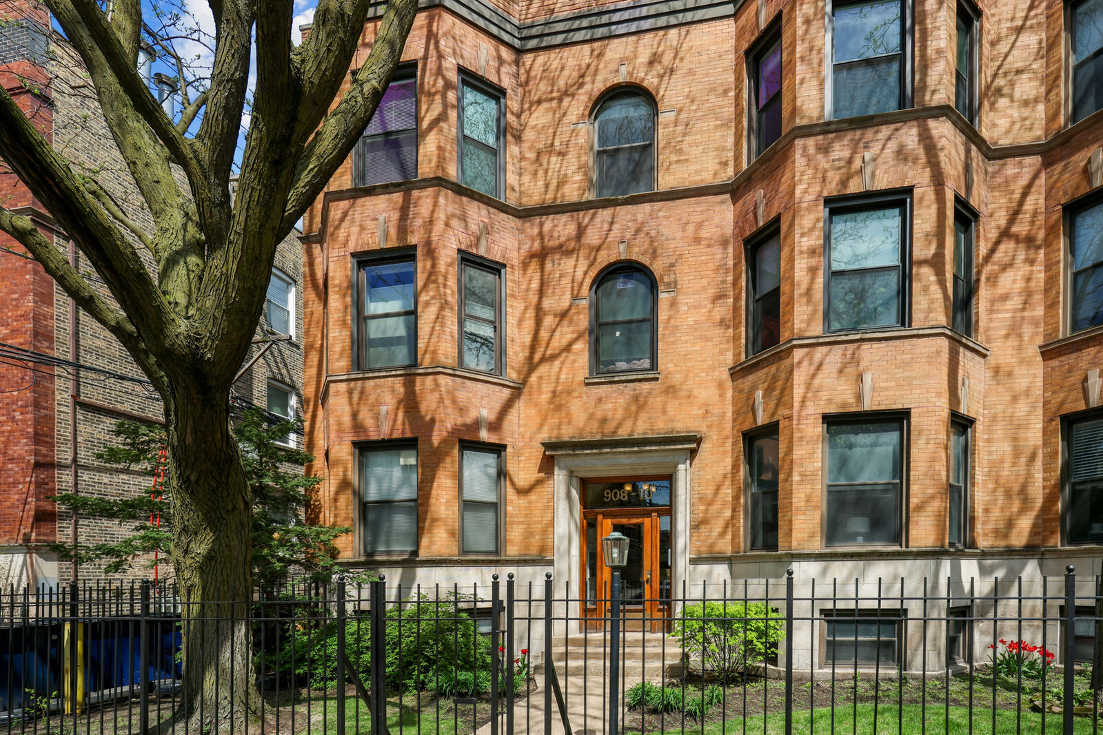Property Photo:  908 W Grace Street 3  IL 60613 