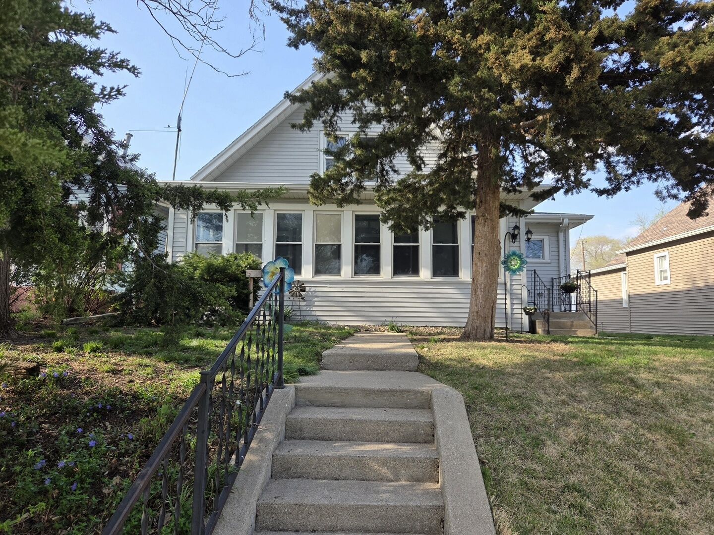 Property Photo: 124 E 4th Street IL 61362