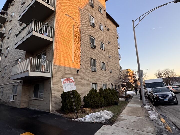 Property Photo: 300 Circle Avenue 3G IL 60130