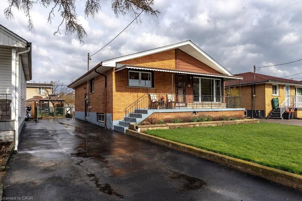 Property Photo:  92 Reid Avenue S  ON L8K 3V1 