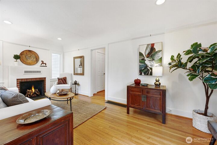 Property Photo:  7049  Ravenna Avenue NE B  WA 98115 