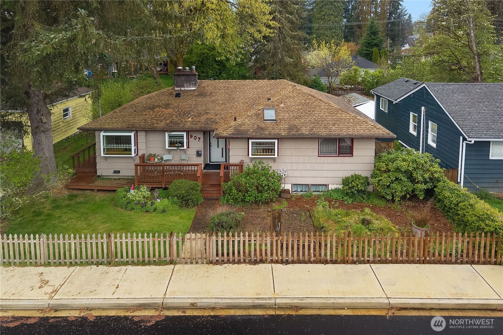 Property Photo: 907 6th Avenue SW WA 98512