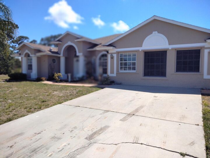 Property Photo:  312 SW Buzby Court  FL 34953 