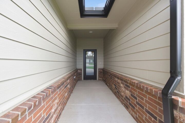 Property Photo:  614 E Elmwood St  KS 67147-1124 