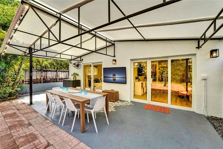 Property Photo:  1501 NE 35th St  FL 33334 