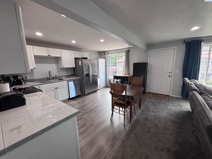 Property Photo:  526 S 40th Ave #D-210  WA 99353 