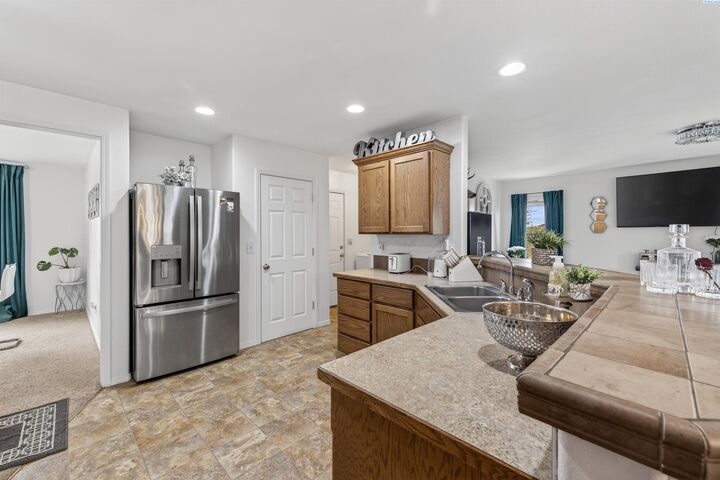 Property Photo:  1911 Wyant Dr  WA 98930 