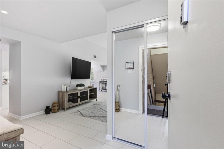 Property Photo:  1661 Parkcrest Circle 5A/300  VA 20190 