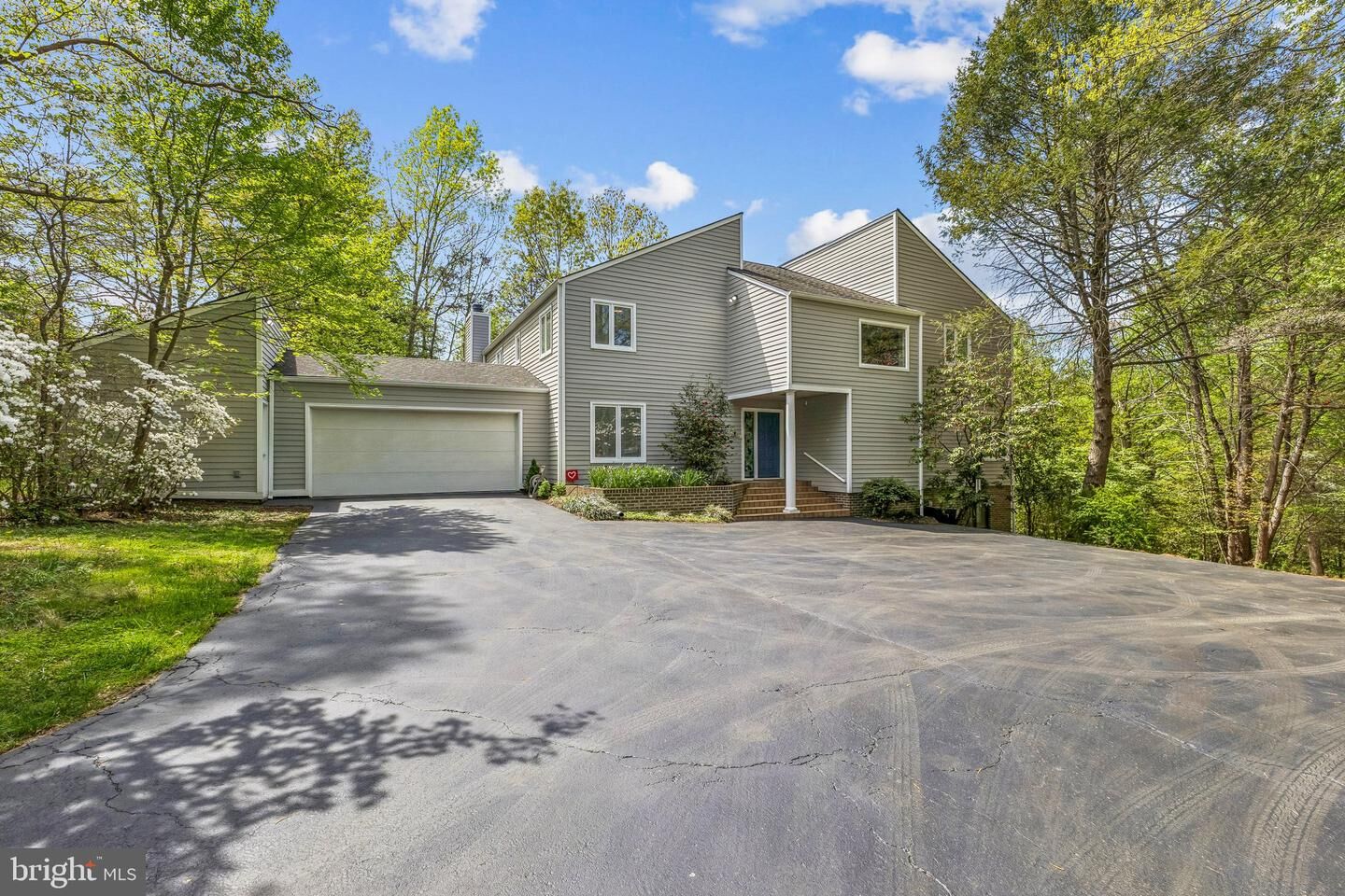 Property Photo: 2416 Sunny Meadow Lane VA 22181