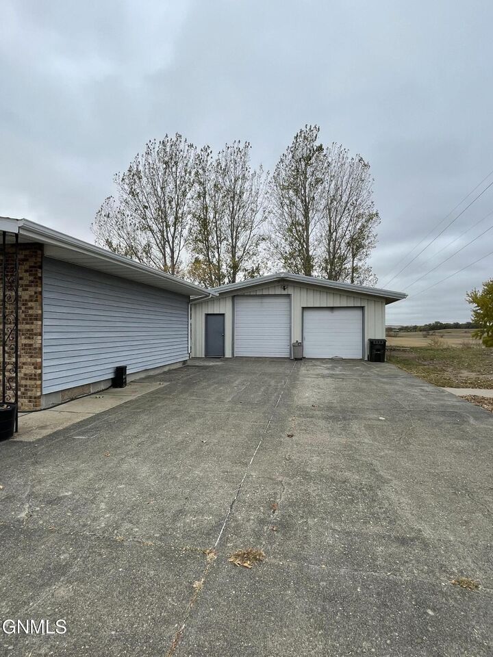 Property Photo:  905 Antelope Drive  ND 58545 