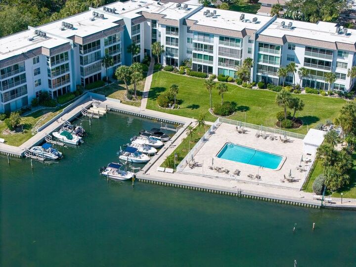 Property Photo: 600 Sutton Place B302 FL 34228