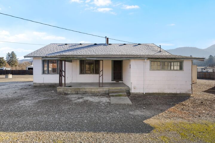 Property Photo:  175 Rogue River Highway  OR 97525 