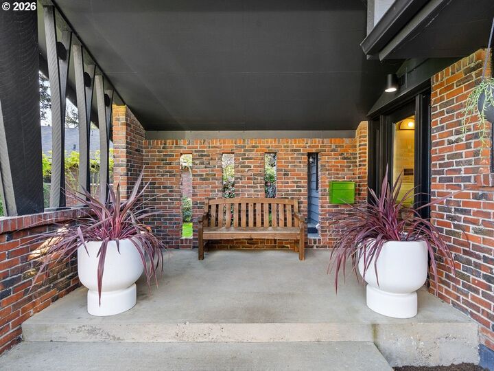 Property Photo:  2802 SE Moreland Ln  OR 97202 