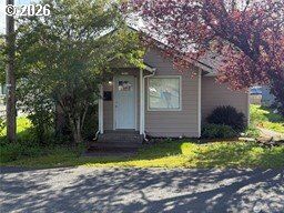 Property Photo:  1216 N 1st Ave  WA 98626 