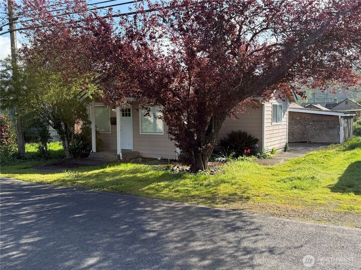Property Photo:  1216 N 1st Avenue  WA 98626 