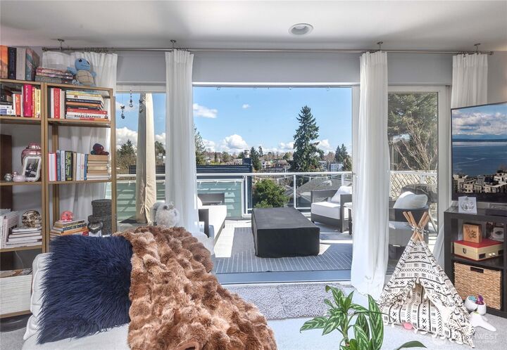 Property Photo:  4258 N Whitman Ave  WA 98103 