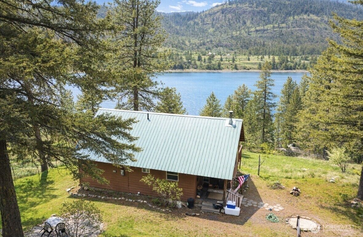 Property Photo:  40 E Wannacut Lane  WA 98844 