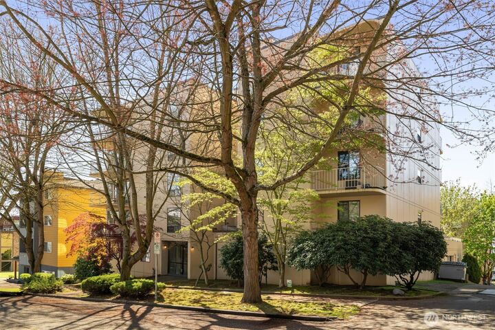 Property Photo:  619  5th Avenue W 302  WA 98119 