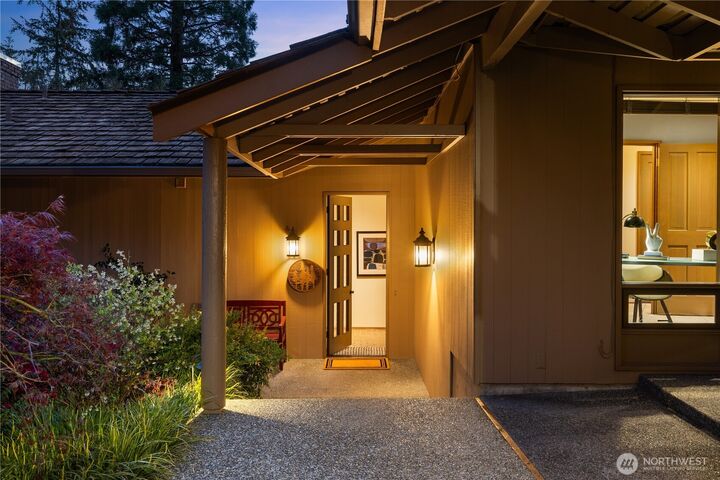 Property Photo:  8440 W Mercer Way  WA 98040 