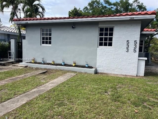 Property Photo:  533 NE 67th St 533  FL 33138 