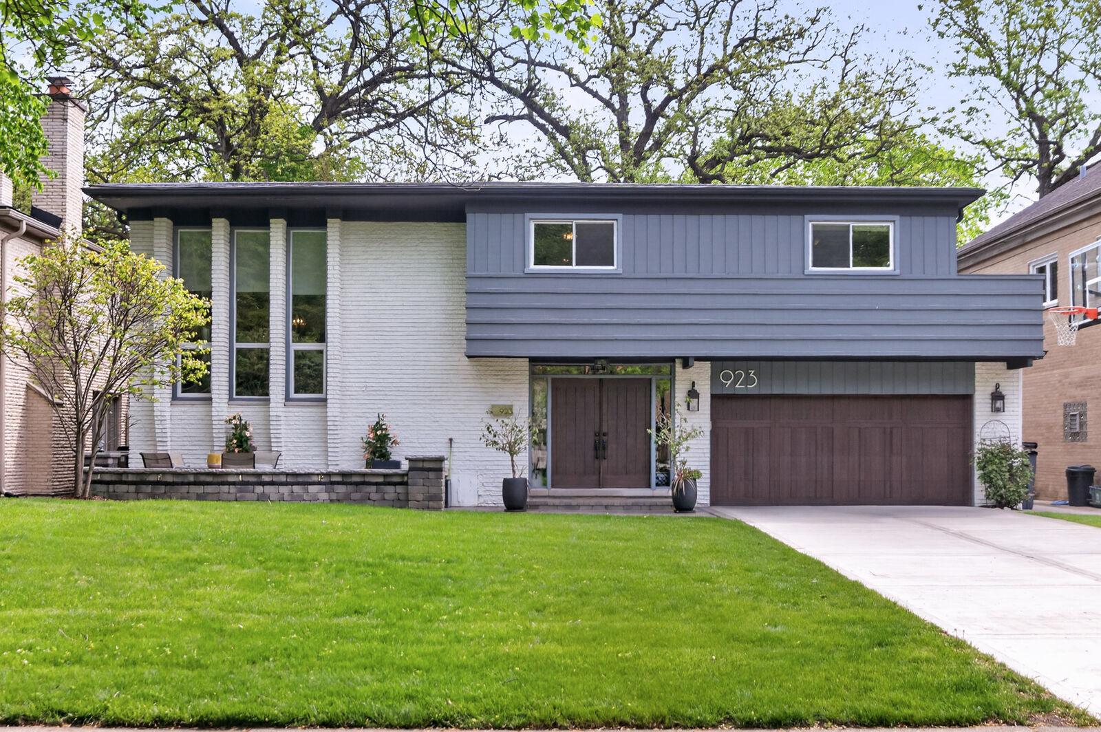 Property Photo:  923 Park Avenue  IL 60305 