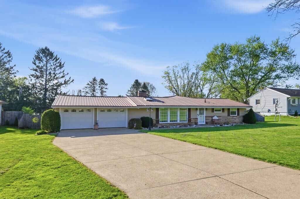 Property Photo:  2752 Hillcrest Dr  OH 44904 